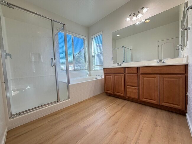 Building Photo - Carry Over Showing: This property has been shown before and will be rented to the first most qual...