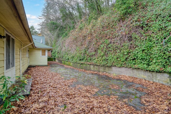 Building Photo - Charming 1940's Home with Stunning Mt. Hoo...