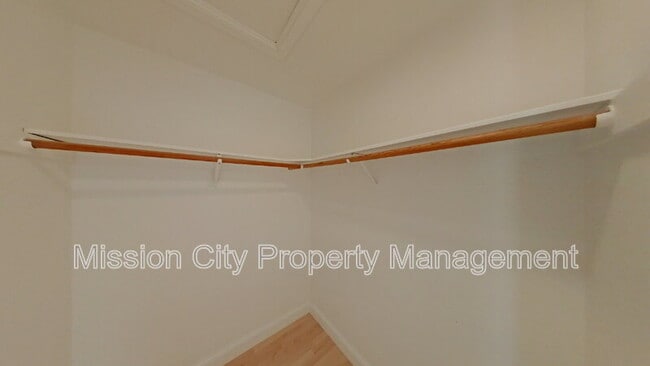 Building Photo - 2570 Lillie Ave