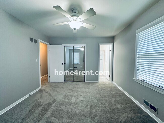 Building Photo - Attractive Overland Park Home w/ Wood Floo...