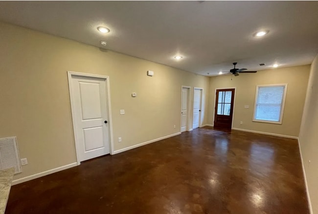 Building Photo - 2 bedroom/2 bath