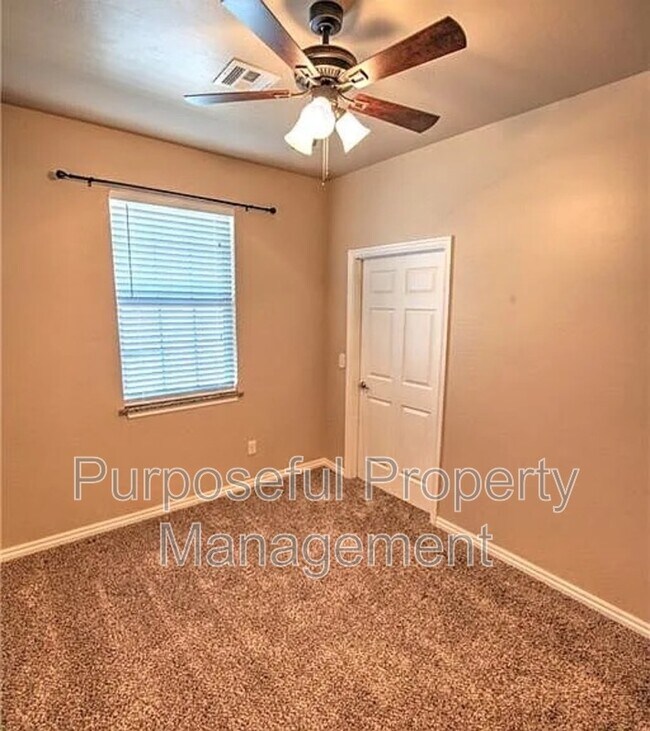 Building Photo - 2102 Lonnie Ln