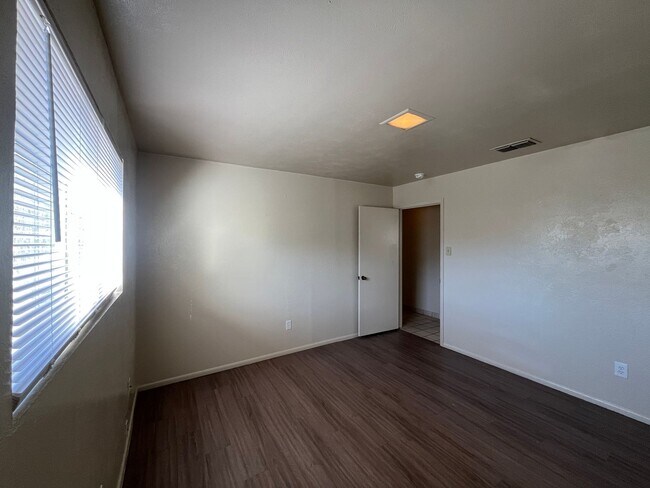 Building Photo - Southside Duplex w/ Two Car Garage