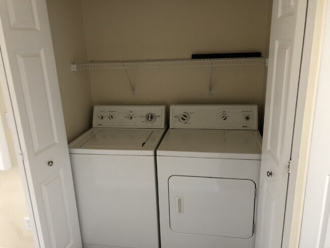 Building Photo - Cute 2 Bedroom 2.5 Bathroom Townhome Close to UNR!
