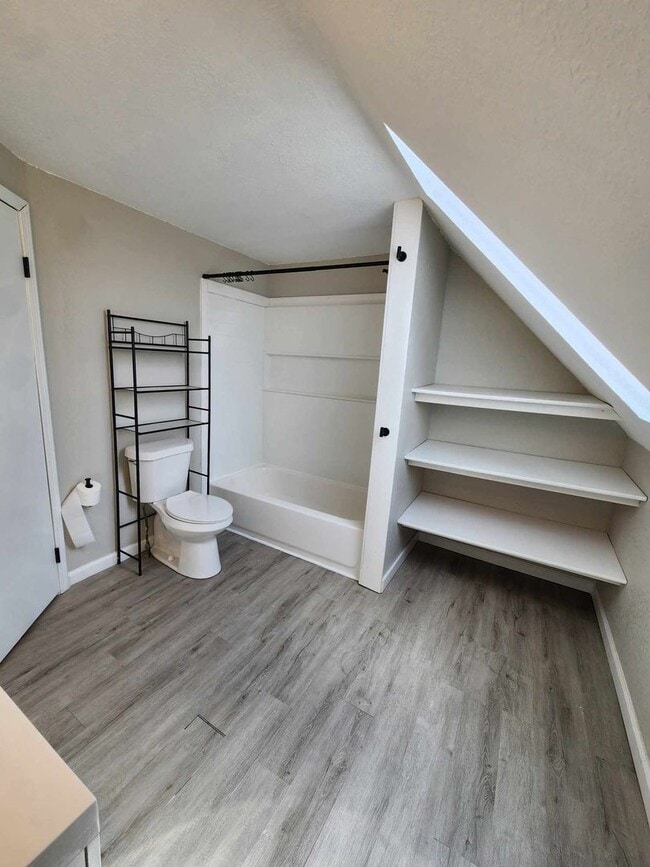 Building Photo - Charming Home in Cadillac Available May 2024