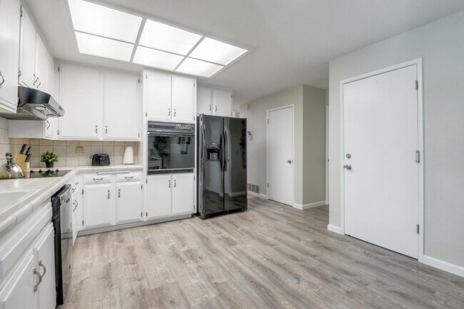 Building Photo - 546 Woodstock Way