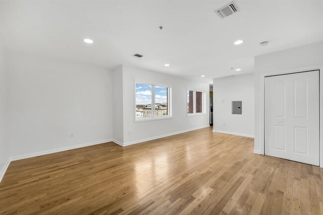 Building Photo - 605 New York Ave