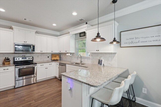 Building Photo - Spacious 4BR Home with Screened Porch & Fenced Yard in Effingham