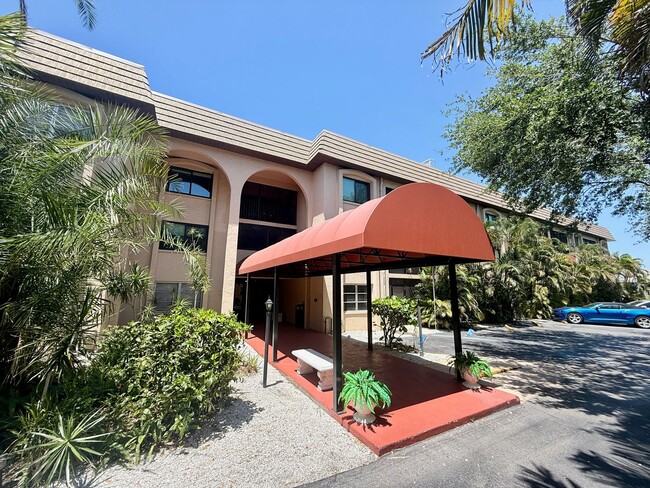 Building Photo - 2 bed 1 bath condo close to Siesta Key