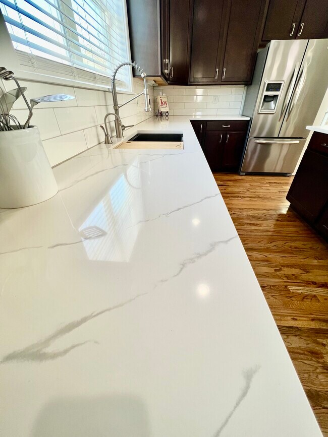Quartz Counter top white with gray vein - 2822 Cascade Creek Dr