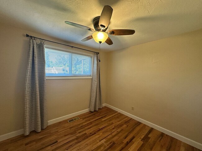 Building Photo - Three Bedroom Home in South Salem with Lar...