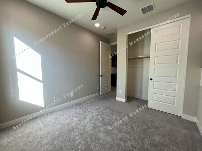 Building Photo - BEAUTIFUL 3 BEDROOM 2 BATHROOM HOME IN PEORIA