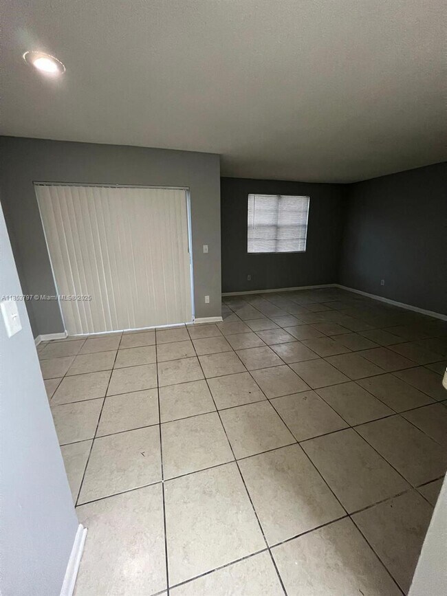 Building Photo - 1261 SW 46th Ave