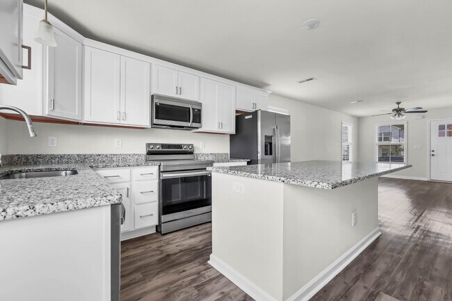 Building Photo - Beautiful 3-bed, 2.5-bath home with a bright, open floor plan.