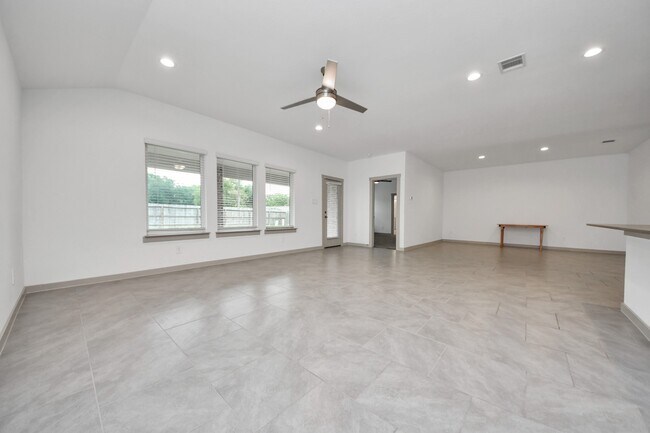 Building Photo - 1118 Hyde Lk Ln