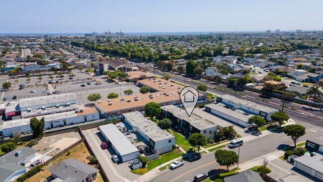 Building Photo - Charming 2-Bedroom Townhouse for Rent in Huntington Beach!