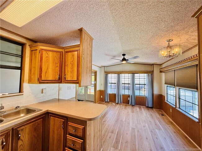 Building Photo - 10851 S Ocean Dr