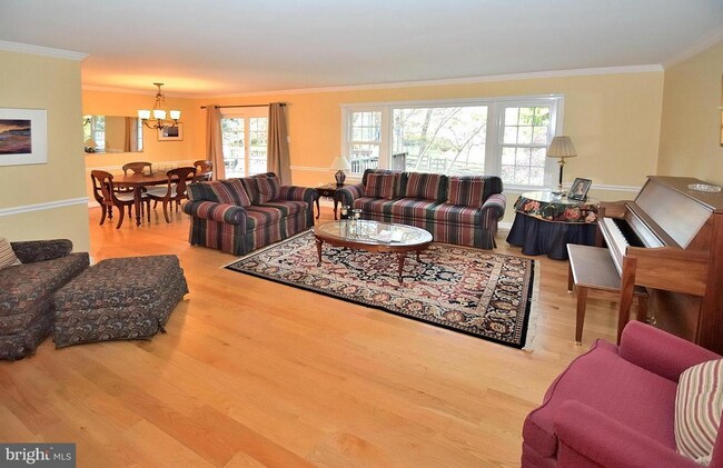 Building Photo - 610 John Marshall Dr NE