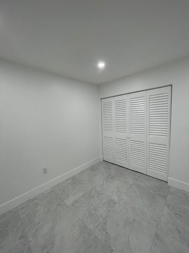 Closet - 6070 W 19th Ave