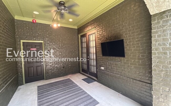 Building Photo - 2 Bed/2.5 Bath Home with Fenced Yard / Available Soon!