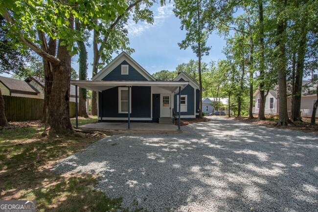 Building Photo - Will not last! Walk to the square in Newna...