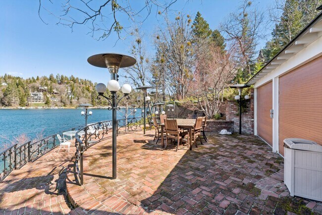 Building Photo - 716 Oak Point