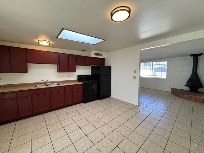Building Photo - 2Bdm 1 Bath, Washer/Dryer Hookups, Will no last long!