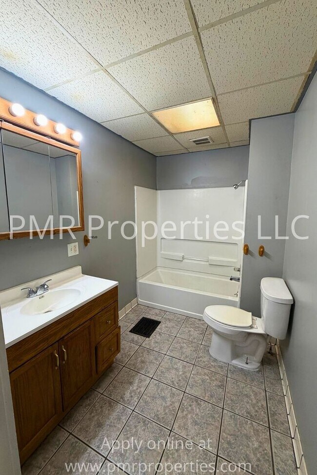 Building Photo - 2 Bedroom/ 1 Bathroom House