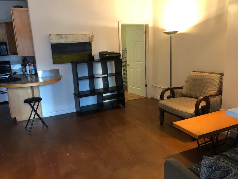 Building Photo - 312 W 5th St