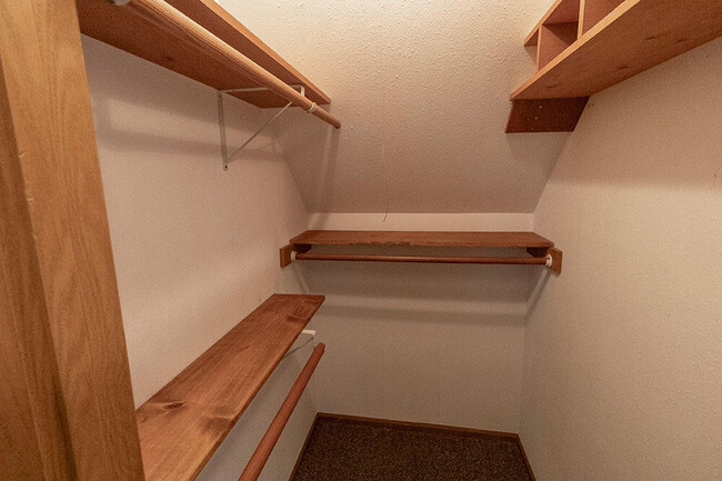 Building Photo - 1304 Millbrook Ct