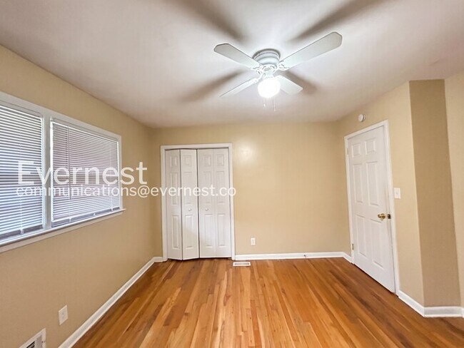 Building Photo - 3 Bed/1.5 Bath Home with Carport / No Pets Allowed / Available Now!