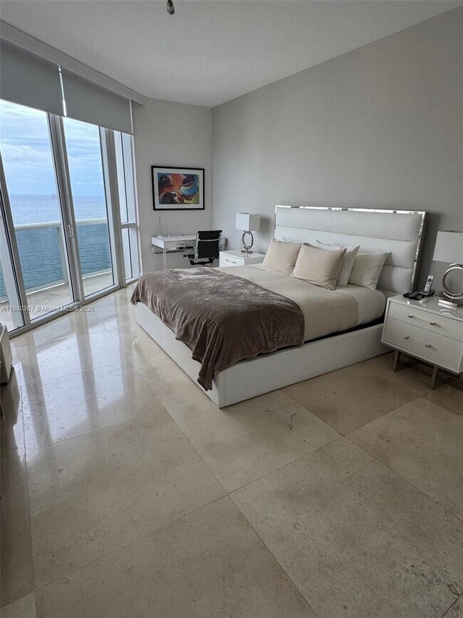 Building Photo - 16001 Collins Ave