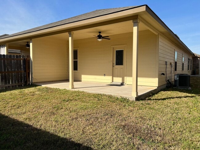 Building Photo - Luxury 3/2 Duplex in Seguin, Texas