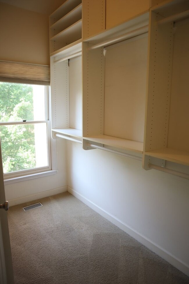 Building Photo - Gorgeous Large 4 level TH in the best Nort...