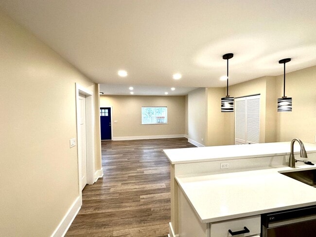 Building Photo - 933 - 320/322 Boggs Avenue