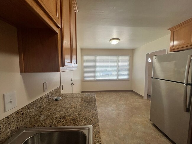 Building Photo - 464 Arbutus Ave