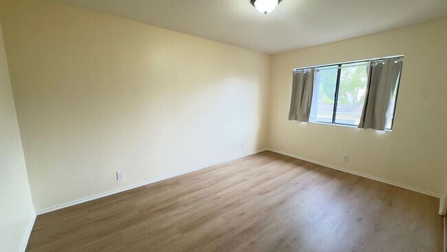 Building Photo - 539 N Alameda Ave