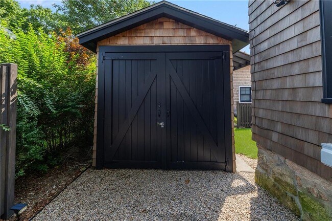 Building Photo - 14 Robinson St