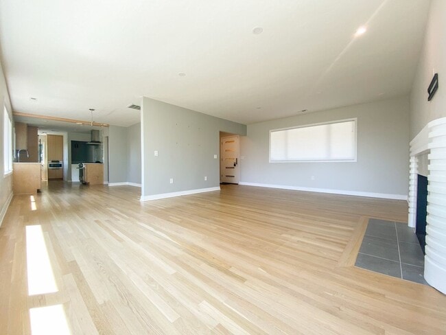 Building Photo - Stunning Mid-Century Home with Spectacular Southerly Views in Sought-After Terwilliger Heights!