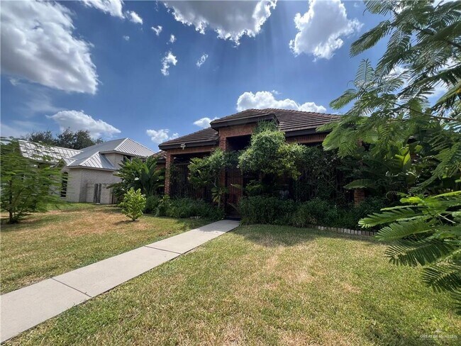 Building Photo - 30 S Woodland Dr