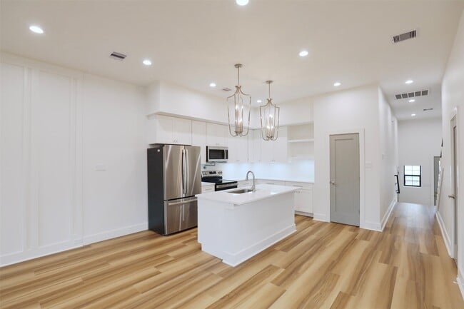 Building Photo - 421 E 41st St