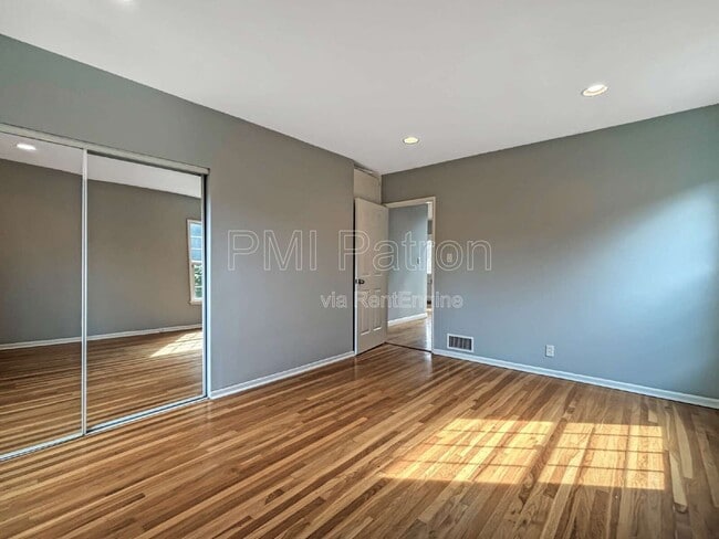 Building Photo - 5147 E Los Flores St