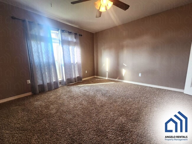 Building Photo - SPACIOUS 3 bedroom 2 bath home with fireplace AVAILABLE NOW!