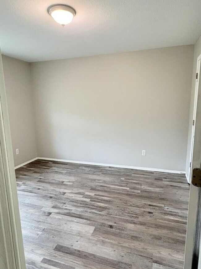 Building Photo - Ozark~ 4 bedroom walkout basement duplex for rent!