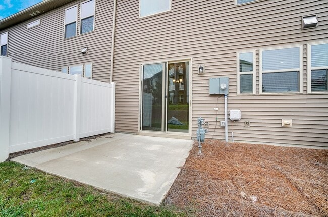 Building Photo - 3 Bedroom Townhome in Steele Creek!