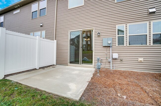 Building Photo - (Coming Soon) 3 Bedroom Townhome in Steele Creek!