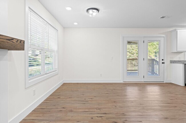 Building Photo - Pet Friendly Three Bedroom!