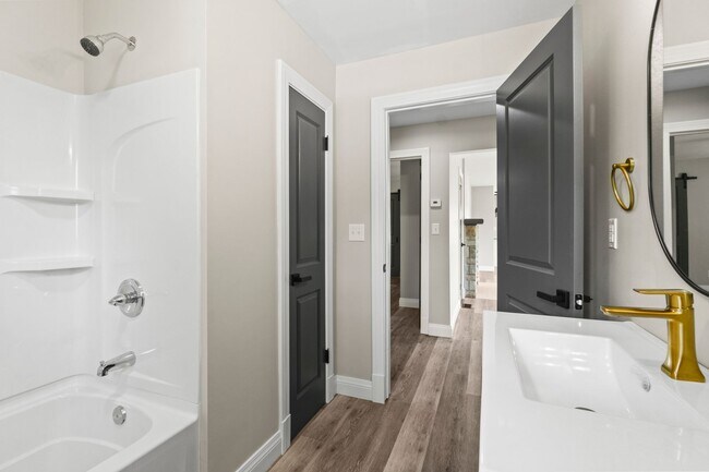 Building Photo - For Sale or Rent – Fully Renovated Stone R...
