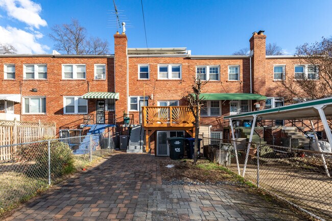 Building Photo - 428 21st St NE