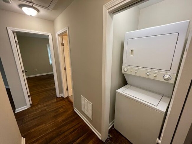 Building Photo - 3 bed 1 bath in Atlanta!